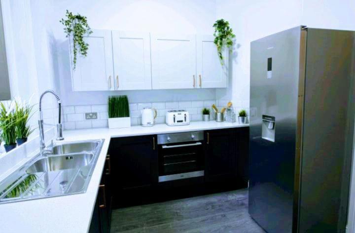 Darwin Stays - Service Accommodation In Newcastle Under Lyme City Centre 外观 照片